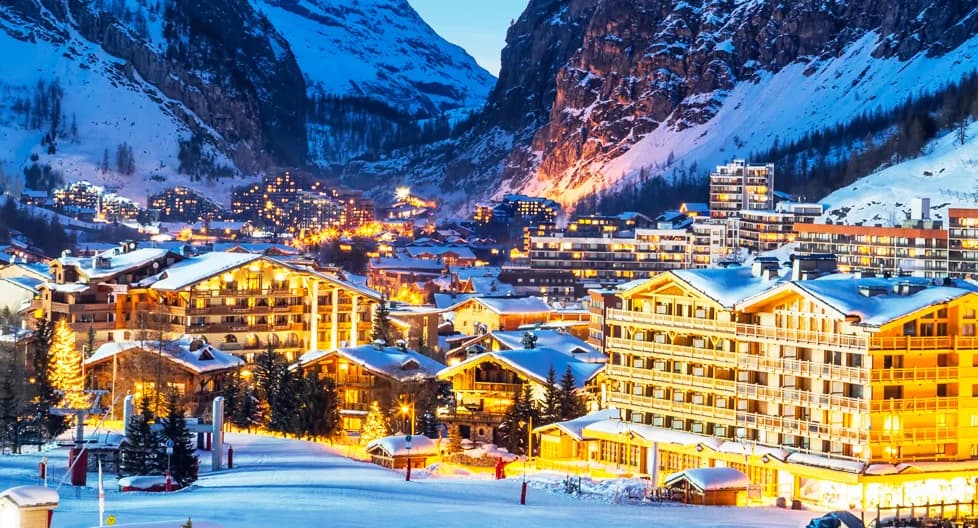 Best ski resorts in France 2025 guide - breathtaking French Alps panorama featuring Trois Vallées 600km world's largest ski domain, Val d'Isère legendary slopes, Courchevel luxury village, Chamonix Mont Blanc 4,810m peak, snow-covered pistes, traditional Savoyard chalets, modern ski lifts, and pristine winter mountain landscape