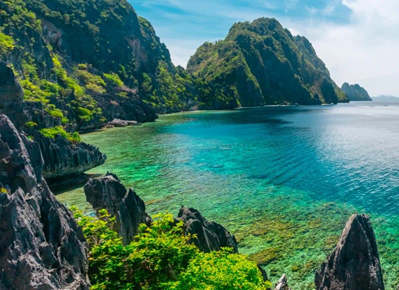 Philippines in November 2025 - stunning El Nido Palawan limestone karst cliffs and turquoise lagoons, tropical island hopping in 7000+ islands, Coron wreck diving sites, white sand Boracay beaches, Chocolate Hills and whale sharks during dry season beginning perfect conditions